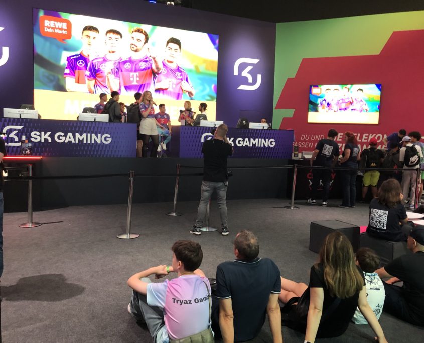 Der große Stand von Rewe, Telekom und SK Gaming: Meet and Greet mit Profis