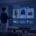 Person steht abends in einem blau getönten Wohnzimmer vor einem großen Wandbildschirm, auf dem personalisierte Produktempfehlungen und Profil-Icons eingeblendet sind, und betrachtet die KI-vorgefilterte Auswahl aufmerksam.