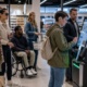 Moderne Self-Service-Umgebung mit Fokus auf unsichtbare Behinderungen und barrierefreie Technik