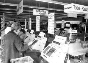 Experimenteller Kassenbereich der Migros mit mehreren Selbsttipp-Kassen während des Self-Checkout-Pilotprojekts von 1965.