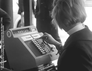 Kundin nutzt 1965 eine Selbsttipp-Kasse der Migros – einer der ersten Self-Checkout-Prozesse im Einzelhandel.