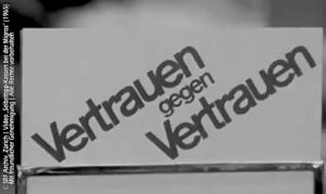 Historisches Schild „Vertrauen gegen Vertrauen“ der Migros aus dem Self-Checkout-Pilotprojekt von 1965.