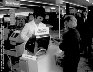 Historische Zahlkasse der Migros von 1965 im Anschluss an die Selbsttipp-Kassen während des ersten Self-Checkout-Pilotprojekts.