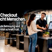 Der SCO-Attendant – Self-Checkouts brauchen menschliche Unterstützung Ein SCO-Attendant unterstützt eine Kundin an einer Self-Checkout-Kasse. Text im Bild: „Self-Checkout braucht Menschen. Ohne gute Betreuung wird aus Komfort schnell Frust.“