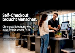 Ein SCO-Attendant unterstützt eine Kundin an einer Self-Checkout-Kasse. Text im Bild: „Self-Checkout braucht Menschen. Ohne gute Betreuung wird aus Komfort schnell Frust.“