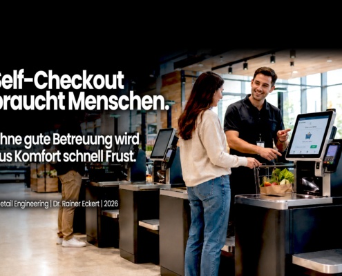 Ein SCO-Attendant unterstützt eine Kundin an einer Self-Checkout-Kasse. Text im Bild: „Self-Checkout braucht Menschen. Ohne gute Betreuung wird aus Komfort schnell Frust.“
