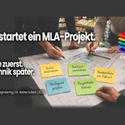 Blog_Nr._12_MLA-2_Teaserbild Mehrere Personen planen gemeinsam eine Self-Checkout-Zone auf einem Grundriss. Notizzettel nennen zentrale Startpunkte eines MLA-Projekts: Ziele definieren, Kontext verstehen, Kundenfluss betrachten, Reifegrad prüfen und Projekttiefe klären.