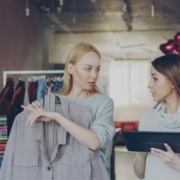 Digitale Shopping-Assistenten unterstützen Kund:innen bei der Produktsuche im Online-Handel.