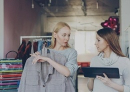 Digitale Shopping-Assistenten unterstützen Kund:innen bei der Produktsuche im Online-Handel.