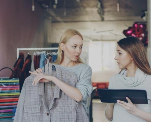Digitale Shopping-Assistenten unterstützen Kund:innen bei der Produktsuche im Online-Handel.