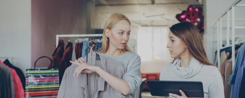 Digitale Shopping-Assistenten unterstützen Kund:innen bei der Produktsuche im Online-Handel.